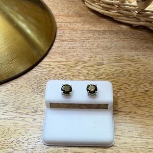 Elegant 6mm Green Peridot CZ Stud Earrings in Sterling silver 925 NWT